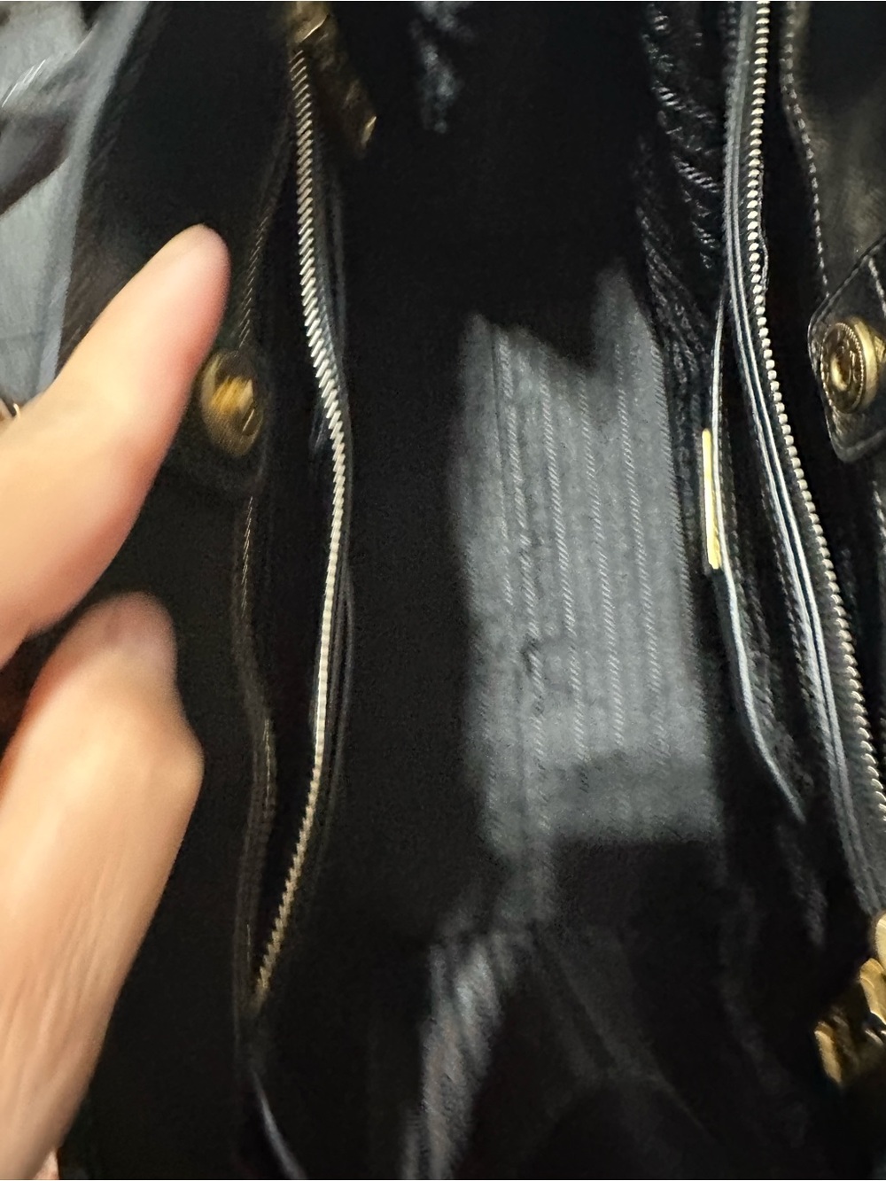 PRADA ❤️🌟BLACK SAFFIANO LUX LEATHER TOTE W/ WHITE SIDE PANELS ⭐️ - Picture 7 of 10